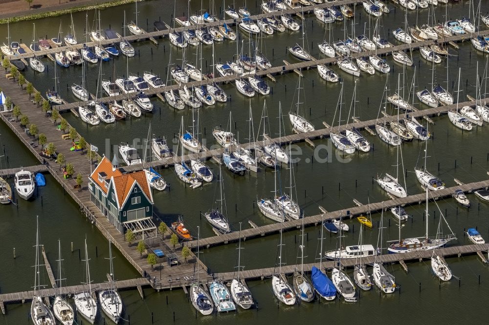 Volendam aus der Vogelperspektive: Bootanlage und Yachthafen an der Küste zum Markermeer von Volendam in Holland - Niederlande