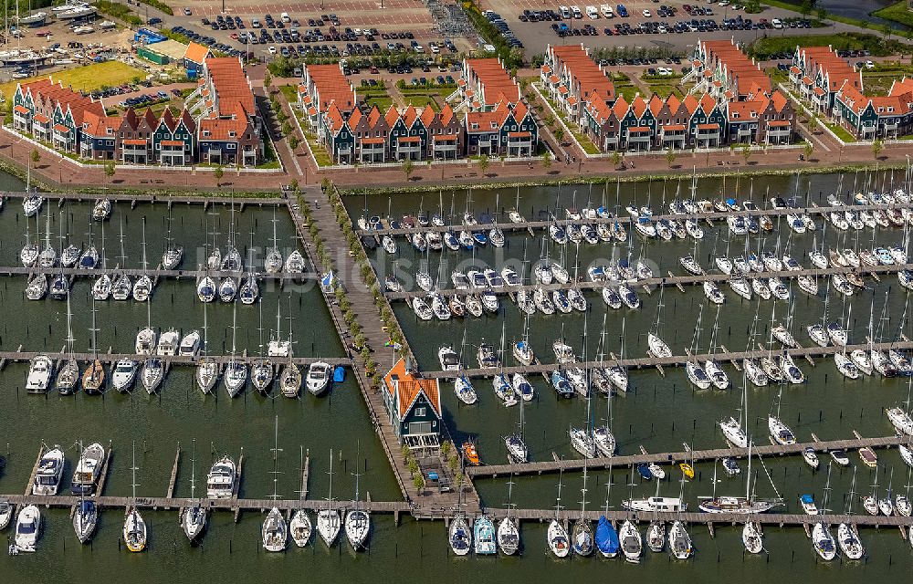 Luftbild Volendam - Bootanlage und Yachthafen an der Küste zum Markermeer von Volendam in Holland - Niederlande