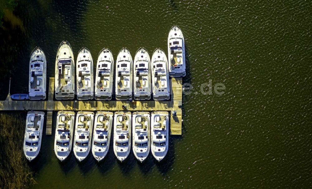 Fürstenberg/Havel von oben - Boote am Röblinsee in Fürstenberg/Havel im Bundesland Brandenburg