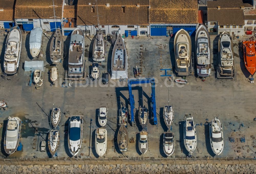 Luftaufnahme Port d'Alcudia - Boote im Trockendock im Hafen von Port d'Alcúdia in Alcudia in Balearische Insel Mallorca, Spanien