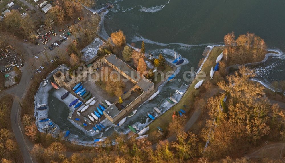 Essen aus der Vogelperspektive: Boote am zugefrorenen Baldeneysee in Essen im Bundesland Nordrhein-Westfalen