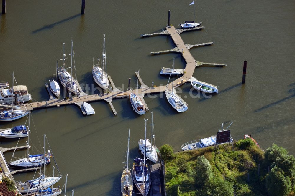 Luftaufnahme Cuxhaven - Bootsanleger im Landwehrkanal in Cuxhaven im Bundesland Niedersachsen