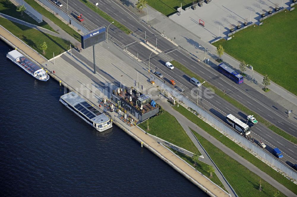 Berlin aus der Vogelperspektive: Bootsanlegestelle O2-World Berlin