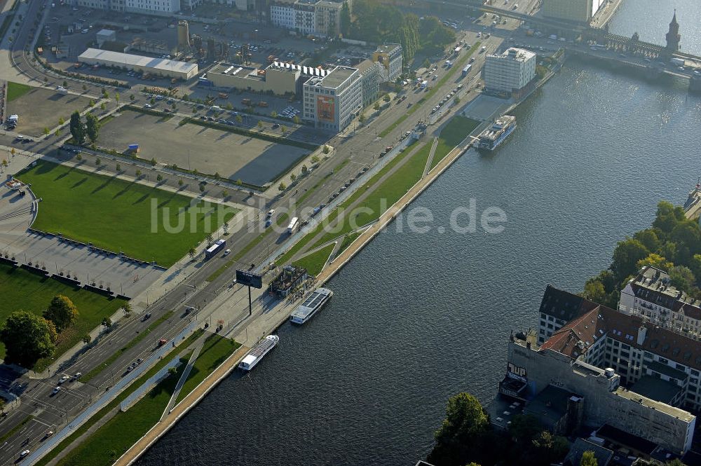 Luftaufnahme Berlin - Bootsanlegestelle O2-World Berlin