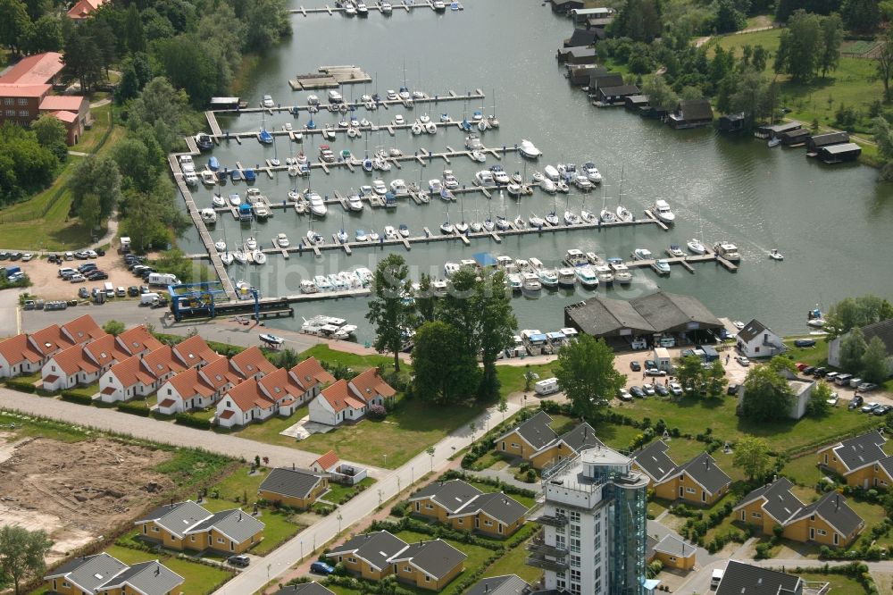 Rechlin von oben - Bootsanlegestellen im Claassee in Rechlin im Bundesland Mecklenburg-Vorpommern