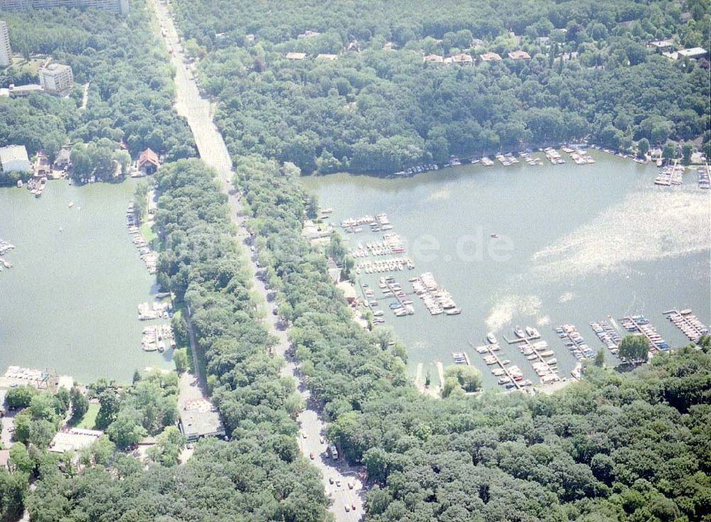 Luftbild Berlin - Spandau - Bootsanlegestellen am Stößensee an der Heerstraße in Berlin - Spandau.