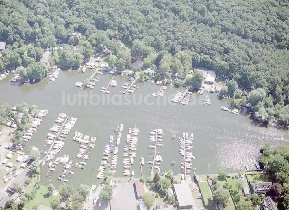 Luftaufnahme Berlin - Spandau - Bootsanlegestellen am Stößensee an der Heerstraße in Berlin - Spandau.