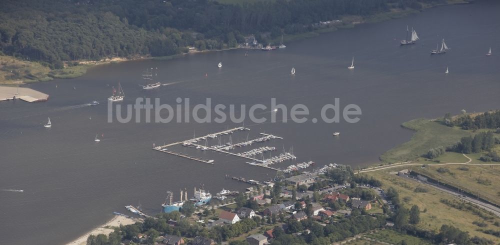 Rostock von oben - Bootshafen am Warnow Tunnel in Rostock im Bundesland Mecklenburg-Vorpommern