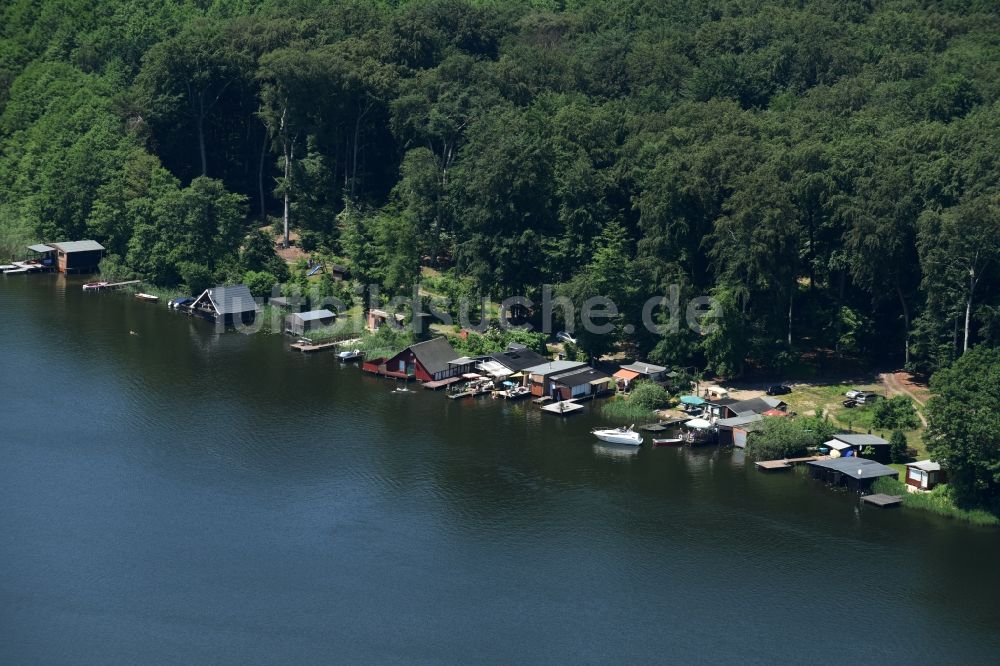 Buchholz aus der Vogelperspektive: Bootshaus- Reihen mit Anlegestellen und Bootsliegeplätzen am Uferbereich des Sees Nebel in Buchholz im Bundesland Mecklenburg-Vorpommern