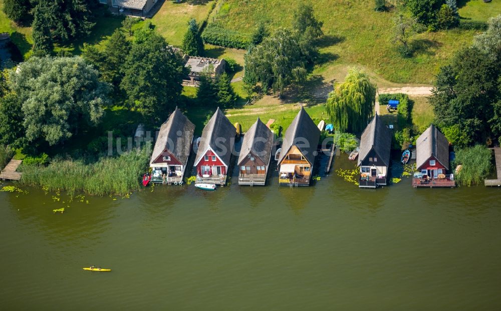 Mirow von oben - Bootshaus- Reihen mit Bootsliegeplätzen am Westufer des Mirower Sees in Mirow im Bundesland Mecklenburg-Vorpommern