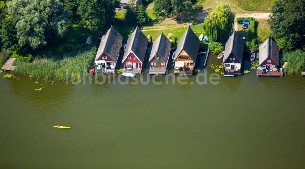 Mirow aus der Vogelperspektive: Bootshaus- Reihen mit Bootsliegeplätzen am Westufer des Mirower Sees in Mirow im Bundesland Mecklenburg-Vorpommern