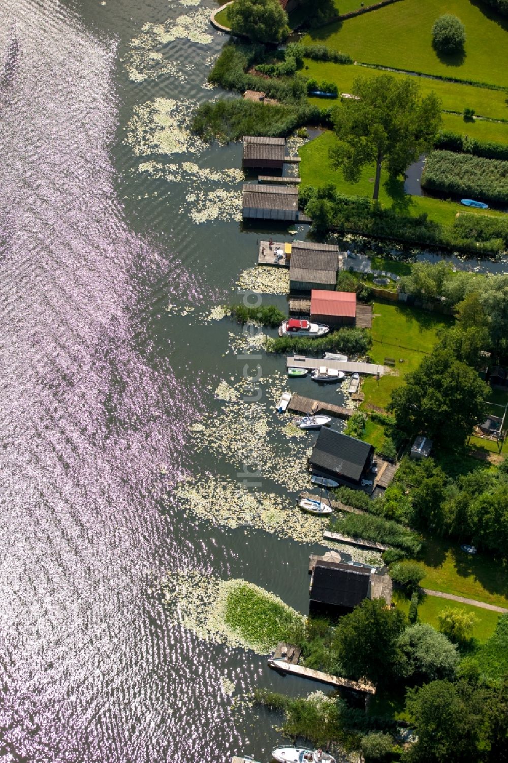 Luftbild Mirow - Bootshaus- Reihen mit Bootsliegeplätzen am Westufer des Mirower Sees in Mirow im Bundesland Mecklenburg-Vorpommern