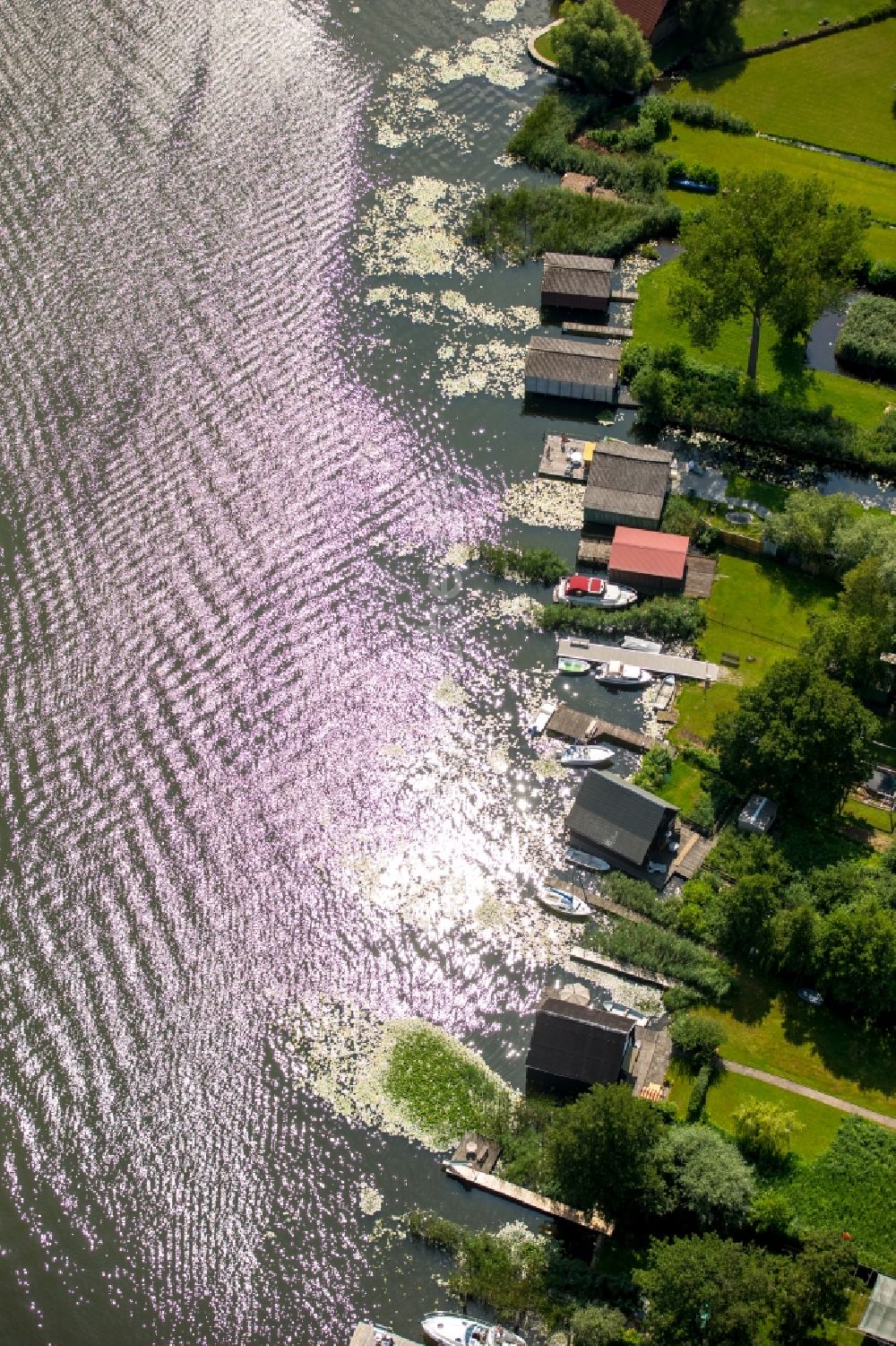 Luftaufnahme Mirow - Bootshaus- Reihen mit Bootsliegeplätzen am Westufer des Mirower Sees in Mirow im Bundesland Mecklenburg-Vorpommern