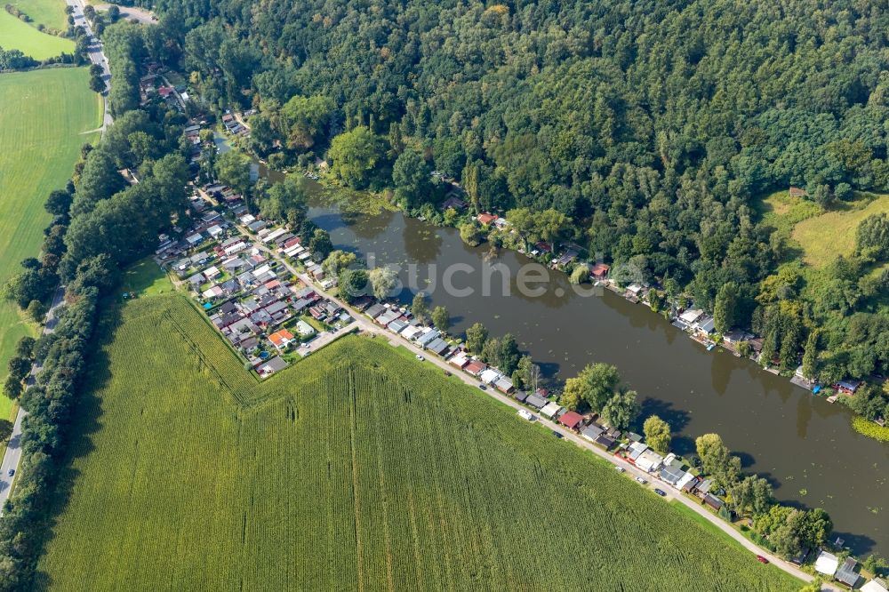 Emmerich am Rhein aus der Vogelperspektive: Bootshaus- Reihen mit Sportboot- Anlegestellen und Bootsliegeplätzen am Uferbereich des Flusses Die Wild in Emmerich am Rhein im Bundesland Nordrhein-Westfalen, Deutschland