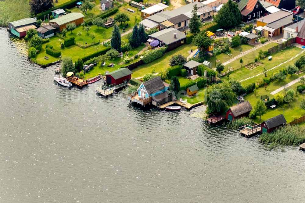 Krakow am See von oben - Bootshaus- Reihen mit Sportboot- Anlegestellen und Bootsliegeplätzen am Uferbereich des Krakower Sees in Krakow am See im Bundesland Mecklenburg-Vorpommern