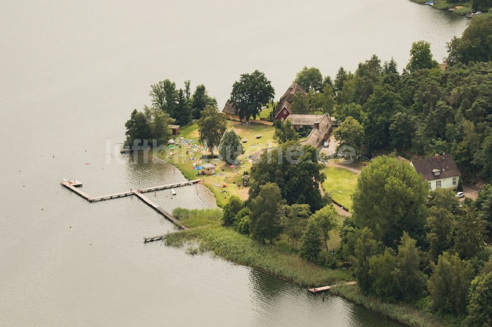 Krakow am See aus der Vogelperspektive: Bootshaus- Reihen mit Sportboot- Anlegestellen und Bootsliegeplätzen am Uferbereich des Krakower Sees in Krakow am See im Bundesland Mecklenburg-Vorpommern