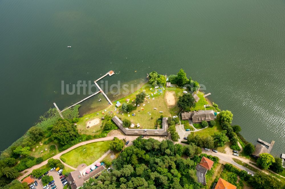 Luftaufnahme Krakow am See - Bootshaus- Reihen mit Sportboot- Anlegestellen und Bootsliegeplätzen am Uferbereich des Krakower Sees in Krakow am See im Bundesland Mecklenburg-Vorpommern