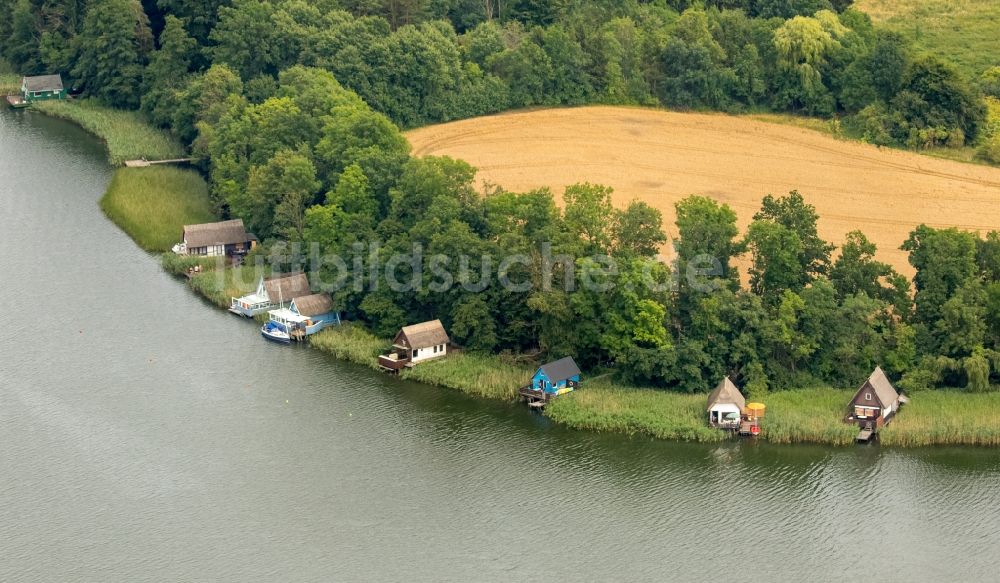 Krakow am See von oben - Bootshaus- Reihen mit Sportboot- Anlegestellen und Bootsliegeplätzen am Uferbereich des Krakower Sees in Krakow am See im Bundesland Mecklenburg-Vorpommern