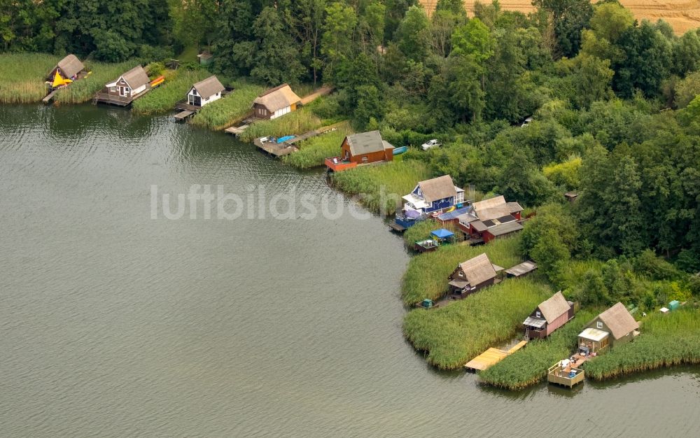 Krakow am See aus der Vogelperspektive: Bootshaus- Reihen mit Sportboot- Anlegestellen und Bootsliegeplätzen am Uferbereich des Krakower Sees in Krakow am See im Bundesland Mecklenburg-Vorpommern