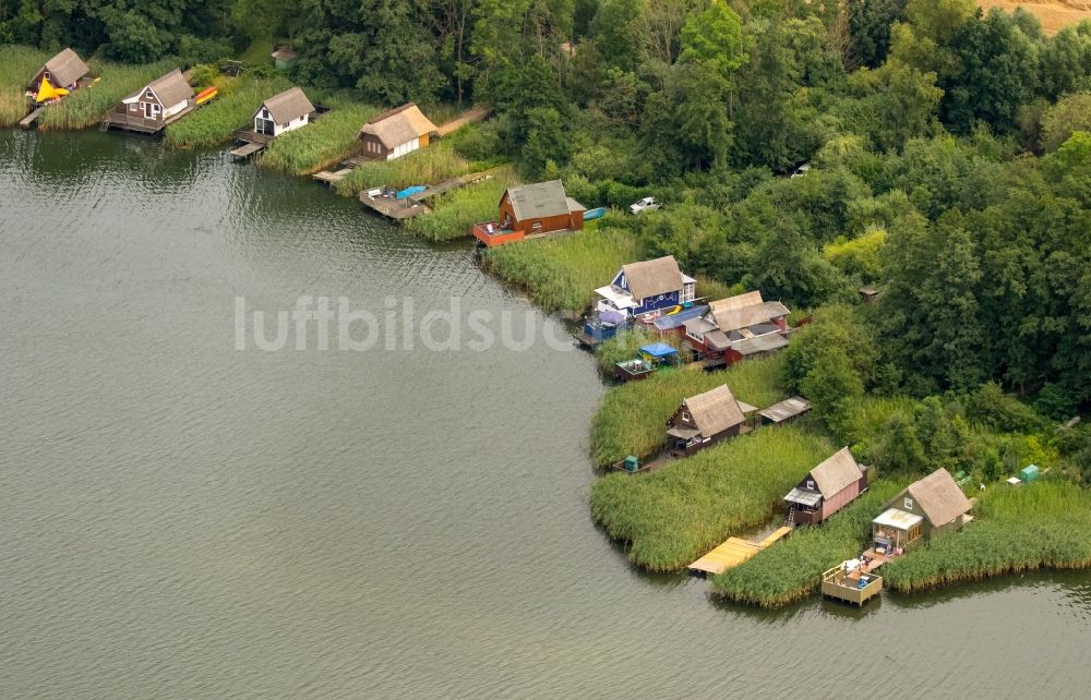 Luftbild Krakow am See - Bootshaus- Reihen mit Sportboot- Anlegestellen und Bootsliegeplätzen am Uferbereich des Krakower Sees in Krakow am See im Bundesland Mecklenburg-Vorpommern