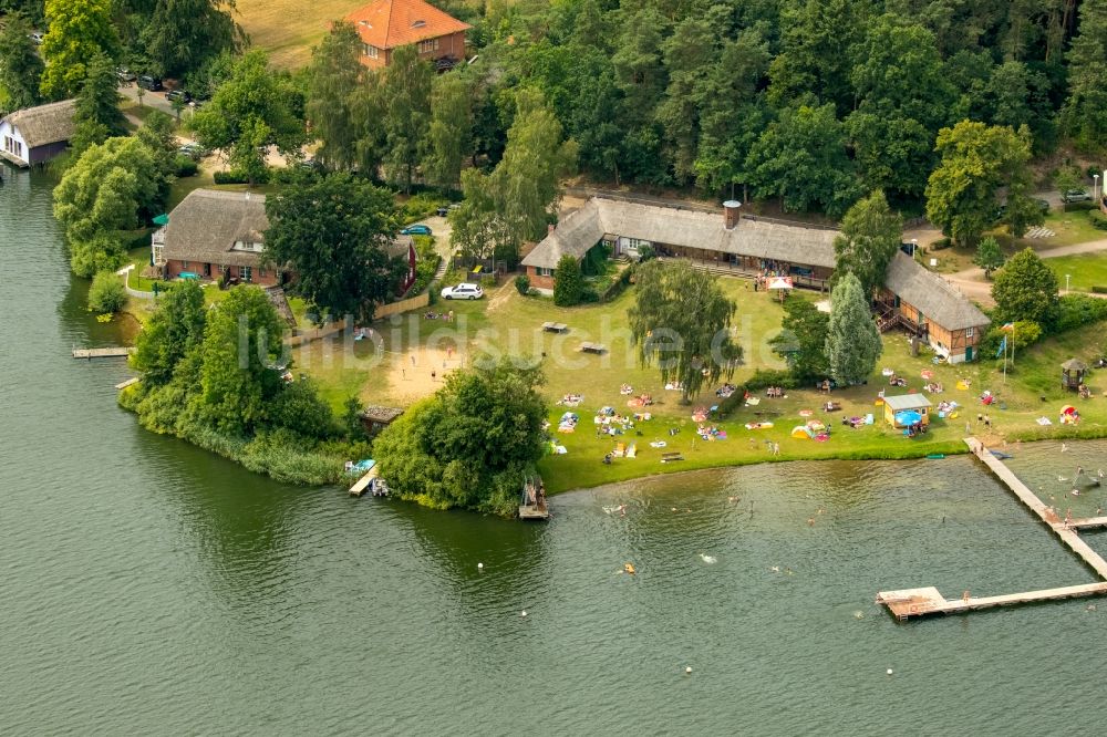 Luftaufnahme Krakow am See - Bootshaus- Reihen mit Sportboot- Anlegestellen und Bootsliegeplätzen am Uferbereich des Krakower Sees in Krakow am See im Bundesland Mecklenburg-Vorpommern