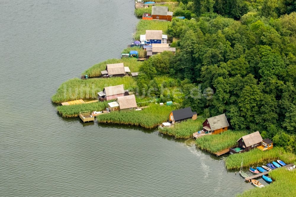 Krakow am See aus der Vogelperspektive: Bootshaus- Reihen mit Sportboot- Anlegestellen und Bootsliegeplätzen am Uferbereich des Krakower Sees in Krakow am See im Bundesland Mecklenburg-Vorpommern