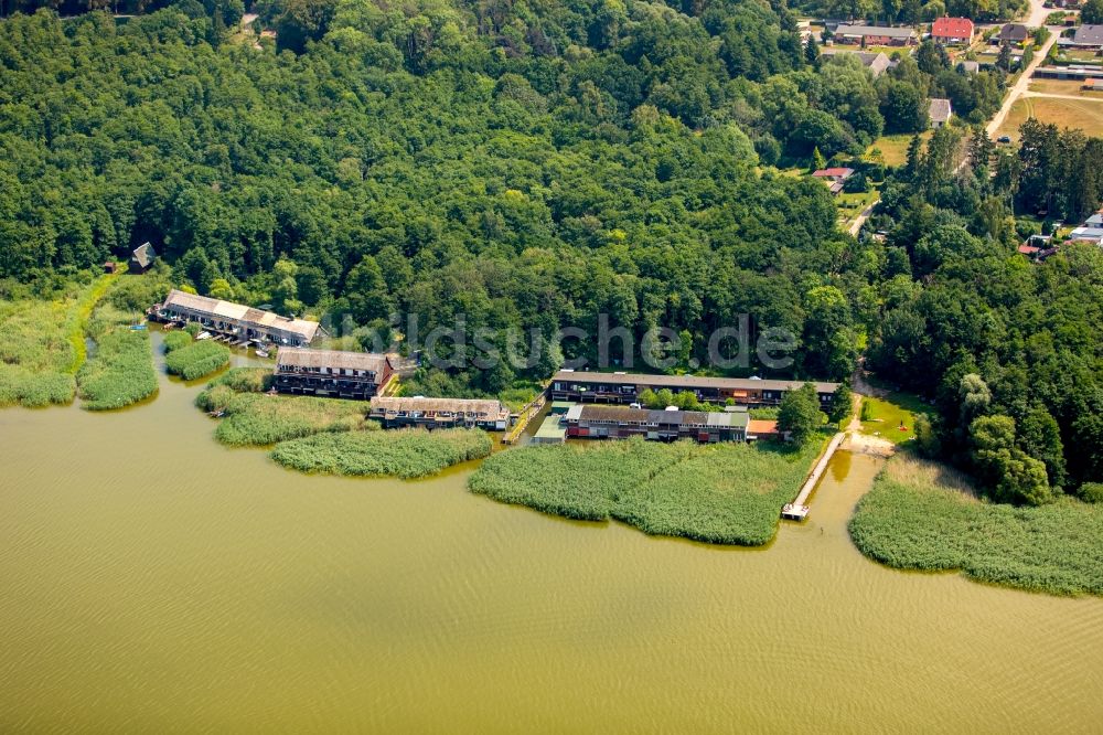 Luftbild Seedorf - Bootshaus- Reihen mit Sportboot- Anlegestellen und Bootsliegeplätzen am Uferbereich des Malchiner Sees in Seedorf im Bundesland Mecklenburg-Vorpommern