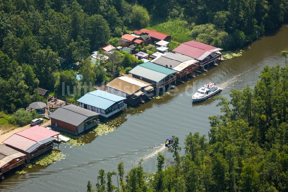 Mirow aus der Vogelperspektive: Bootshaus- Reihen mit Sportboot- Anlegestellen und Bootsliegeplätzen am Uferbereich des Mirower Sees in Mirow im Bundesland Mecklenburg-Vorpommern