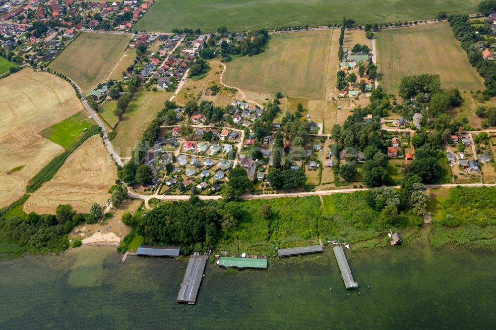 Plau am See von oben - Bootshaus- Reihen mit Sportboot- Anlegestellen und Bootsliegeplätzen am Uferbereich am Plauer See in Plau am See im Bundesland Mecklenburg-Vorpommern