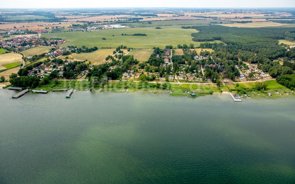 Plau am See aus der Vogelperspektive: Bootshaus- Reihen mit Sportboot- Anlegestellen und Bootsliegeplätzen am Uferbereich am Plauer See in Plau am See im Bundesland Mecklenburg-Vorpommern