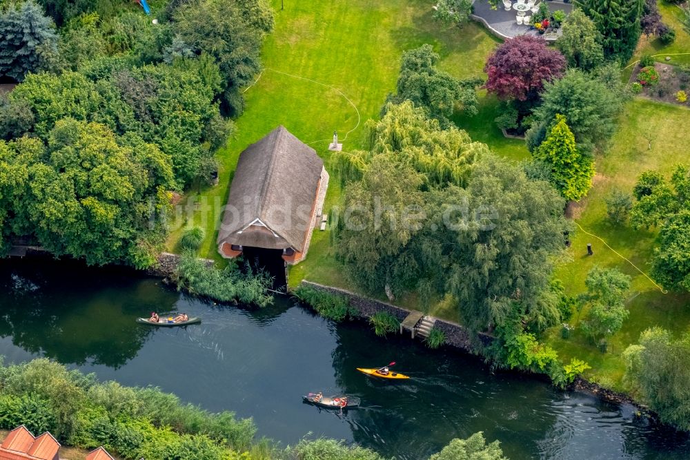 Luftbild Plau am See - Bootshaus- Reihen mit Sportboot- Anlegestellen und Bootsliegeplätzen am Uferbereich am Plauer See in Plau am See im Bundesland Mecklenburg-Vorpommern