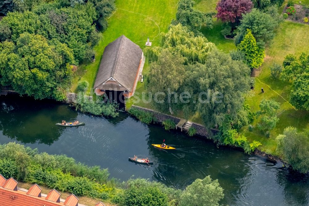 Luftaufnahme Plau am See - Bootshaus- Reihen mit Sportboot- Anlegestellen und Bootsliegeplätzen am Uferbereich am Plauer See in Plau am See im Bundesland Mecklenburg-Vorpommern