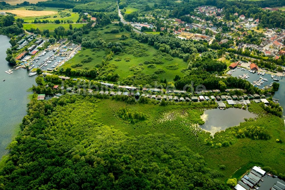 Luftaufnahme Plau am See - Bootshaus- Reihen mit Sportboot- Anlegestellen und Bootsliegeplätzen am Uferbereich Plauer See in Plau am See im Bundesland Mecklenburg-Vorpommern