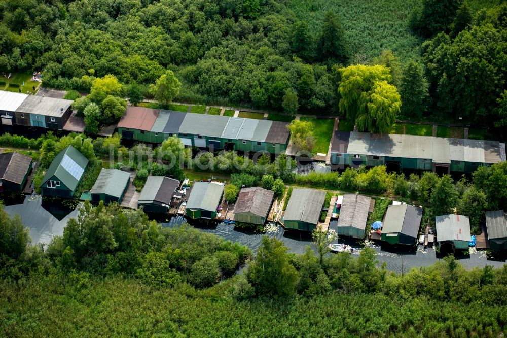 Plau am See von oben - Bootshaus- Reihen mit Sportboot- Anlegestellen und Bootsliegeplätzen am Uferbereich Plauer See in Plau am See im Bundesland Mecklenburg-Vorpommern