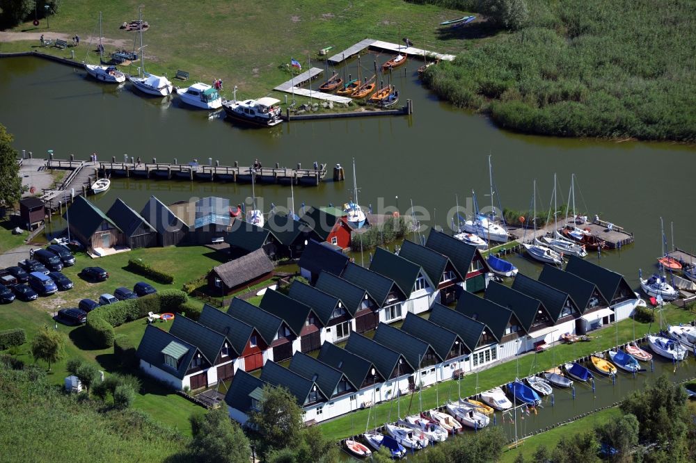 Ahrenshoop aus der Vogelperspektive: Bootshaus- Reihen mit Sportboot- Anlegestellen und Bootsliegeplätzen am Uferbereich des Saaler Bodden in Ahrenshoop im Bundesland Mecklenburg-Vorpommern