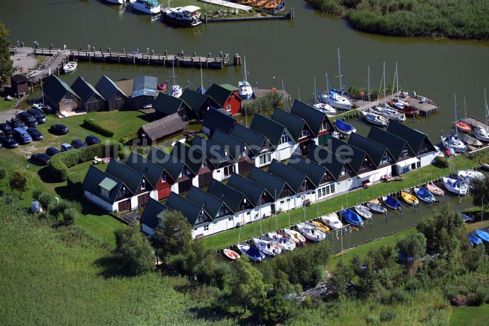 Luftbild Ahrenshoop - Bootshaus- Reihen mit Sportboot- Anlegestellen und Bootsliegeplätzen am Uferbereich des Saaler Bodden in Ahrenshoop im Bundesland Mecklenburg-Vorpommern