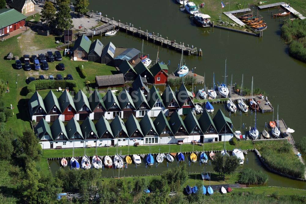 Luftaufnahme Ahrenshoop - Bootshaus- Reihen mit Sportboot- Anlegestellen und Bootsliegeplätzen am Uferbereich des Saaler Bodden in Ahrenshoop im Bundesland Mecklenburg-Vorpommern