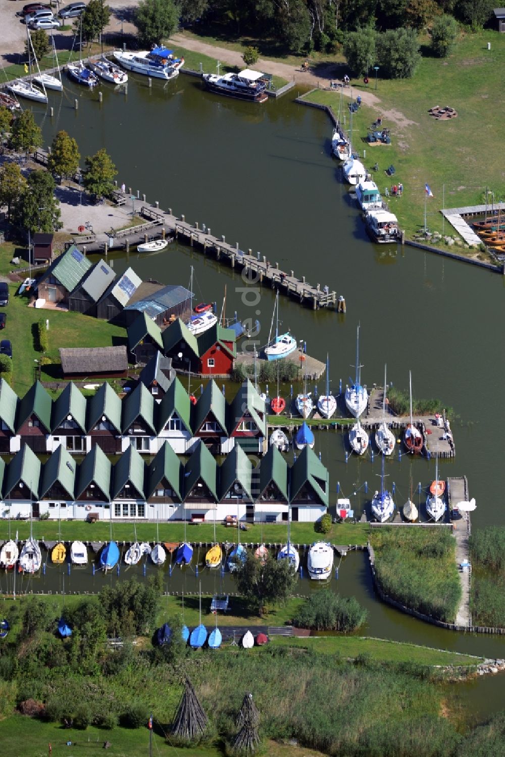 Ahrenshoop aus der Vogelperspektive: Bootshaus- Reihen mit Sportboot- Anlegestellen und Bootsliegeplätzen am Uferbereich des Saaler Bodden in Ahrenshoop im Bundesland Mecklenburg-Vorpommern