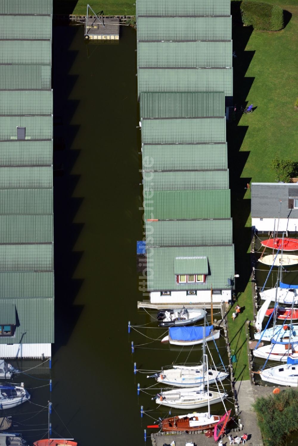 Ahrenshoop von oben - Bootshaus- Reihen mit Sportboot- Anlegestellen und Bootsliegeplätzen am Uferbereich des Saaler Bodden in Ahrenshoop im Bundesland Mecklenburg-Vorpommern