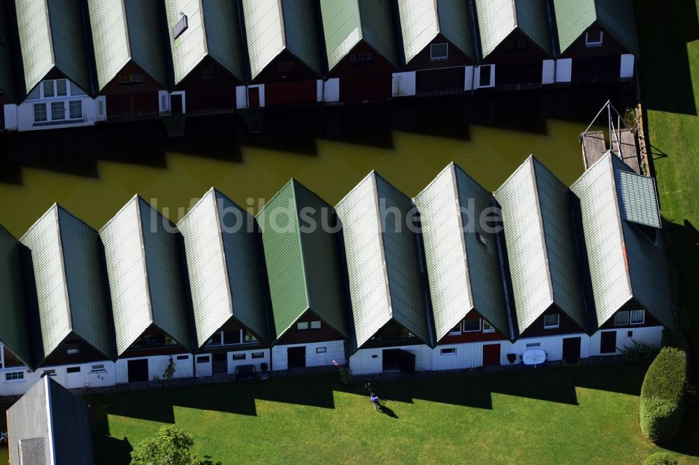 Ahrenshoop aus der Vogelperspektive: Bootshaus- Reihen mit Sportboot- Anlegestellen und Bootsliegeplätzen am Uferbereich des Saaler Bodden in Ahrenshoop im Bundesland Mecklenburg-Vorpommern