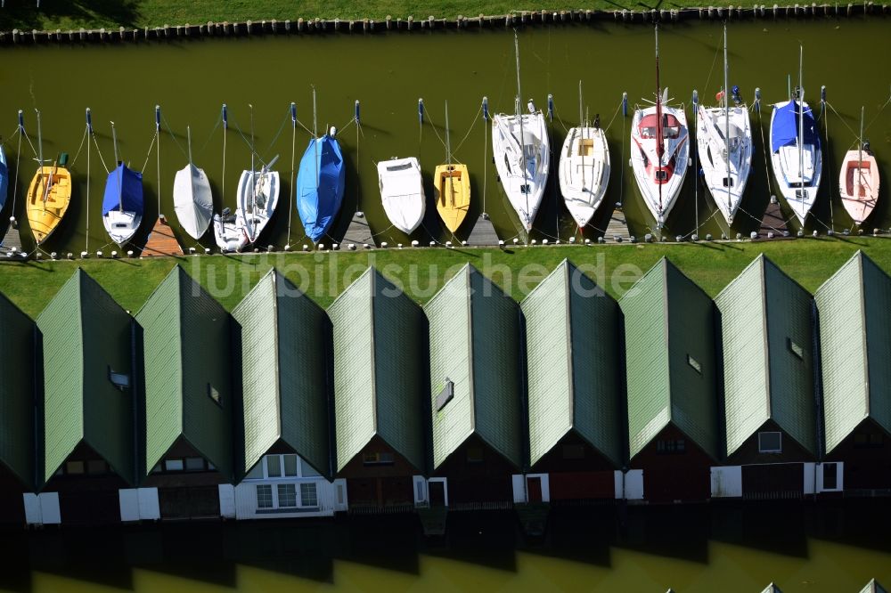 Luftbild Ahrenshoop - Bootshaus- Reihen mit Sportboot- Anlegestellen und Bootsliegeplätzen am Uferbereich des Saaler Bodden in Ahrenshoop im Bundesland Mecklenburg-Vorpommern