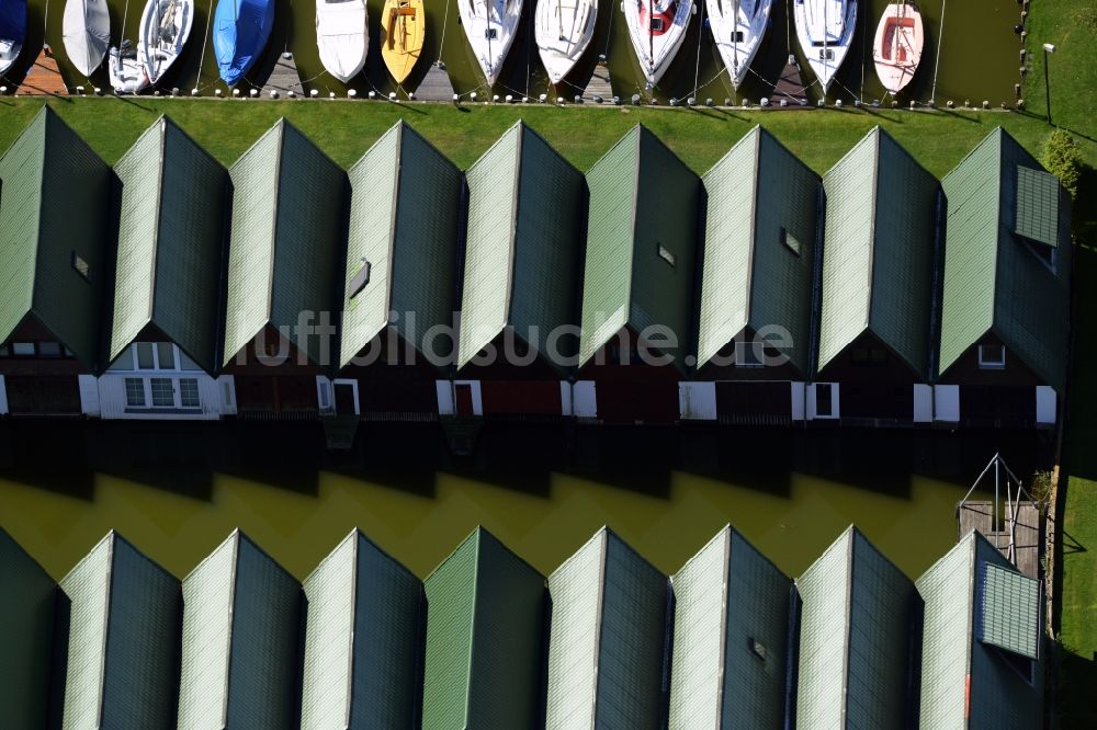 Luftaufnahme Ahrenshoop - Bootshaus- Reihen mit Sportboot- Anlegestellen und Bootsliegeplätzen am Uferbereich des Saaler Bodden in Ahrenshoop im Bundesland Mecklenburg-Vorpommern