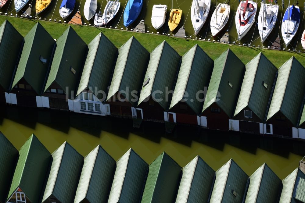 Ahrenshoop von oben - Bootshaus- Reihen mit Sportboot- Anlegestellen und Bootsliegeplätzen am Uferbereich des Saaler Bodden in Ahrenshoop im Bundesland Mecklenburg-Vorpommern