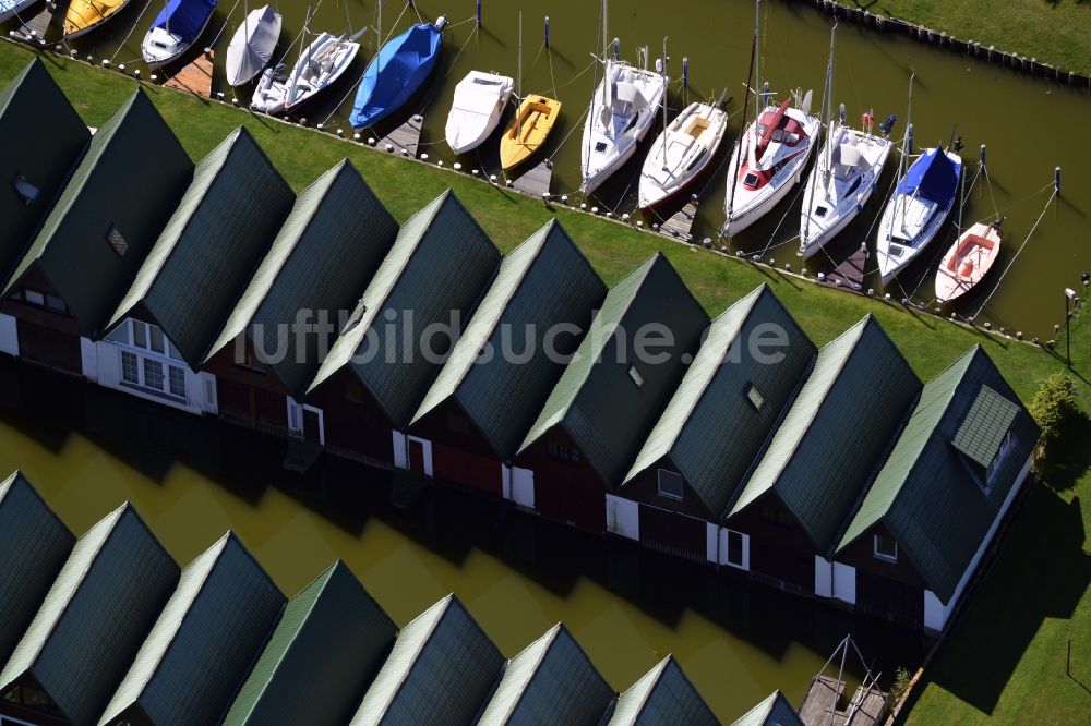 Ahrenshoop aus der Vogelperspektive: Bootshaus- Reihen mit Sportboot- Anlegestellen und Bootsliegeplätzen am Uferbereich des Saaler Bodden in Ahrenshoop im Bundesland Mecklenburg-Vorpommern