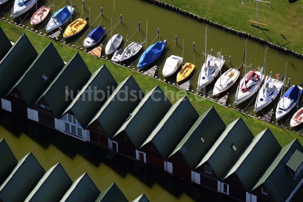 Luftbild Ahrenshoop - Bootshaus- Reihen mit Sportboot- Anlegestellen und Bootsliegeplätzen am Uferbereich des Saaler Bodden in Ahrenshoop im Bundesland Mecklenburg-Vorpommern