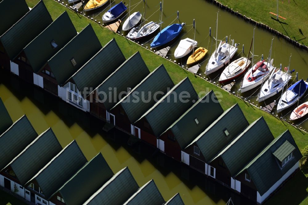 Luftaufnahme Ahrenshoop - Bootshaus- Reihen mit Sportboot- Anlegestellen und Bootsliegeplätzen am Uferbereich des Saaler Bodden in Ahrenshoop im Bundesland Mecklenburg-Vorpommern