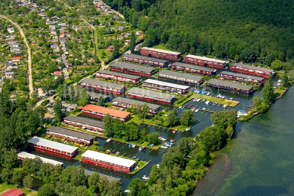 Schwerin von oben - Bootshaus- Reihen mit Sportboot- Anlegestellen und Bootsliegeplätzen am Uferbereich des Schweriner Innensee - Heidensee in Schwerin im Bundesland Mecklenburg-Vorpommern