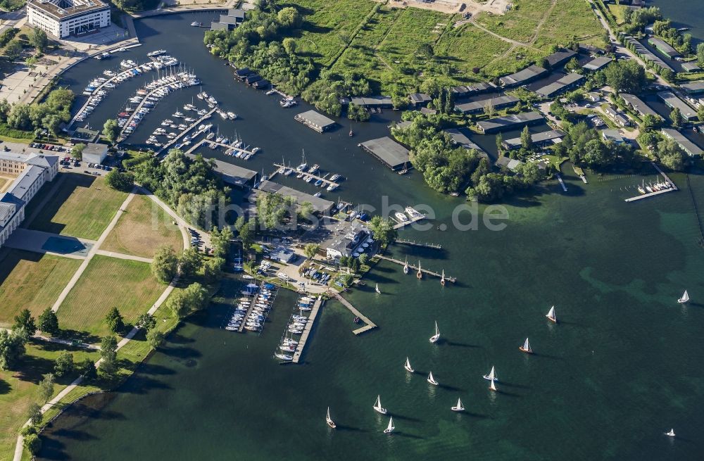 Luftbild Schwerin - Bootshaus- Reihen mit Sportboot- Anlegestellen und Bootsliegeplätzen am Uferbereich Schweriner Innensee in Schwerin im Bundesland Mecklenburg-Vorpommern