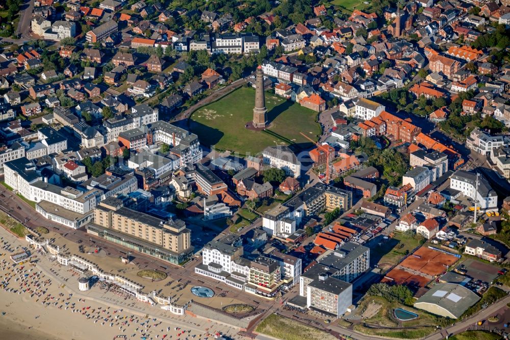 Borkum aus der Vogelperspektive: Borkum neuer Leuchtturm als historisches Seefahrtszeichen im Küstenbereich der Nordsee im Bundesland Niedersachsen