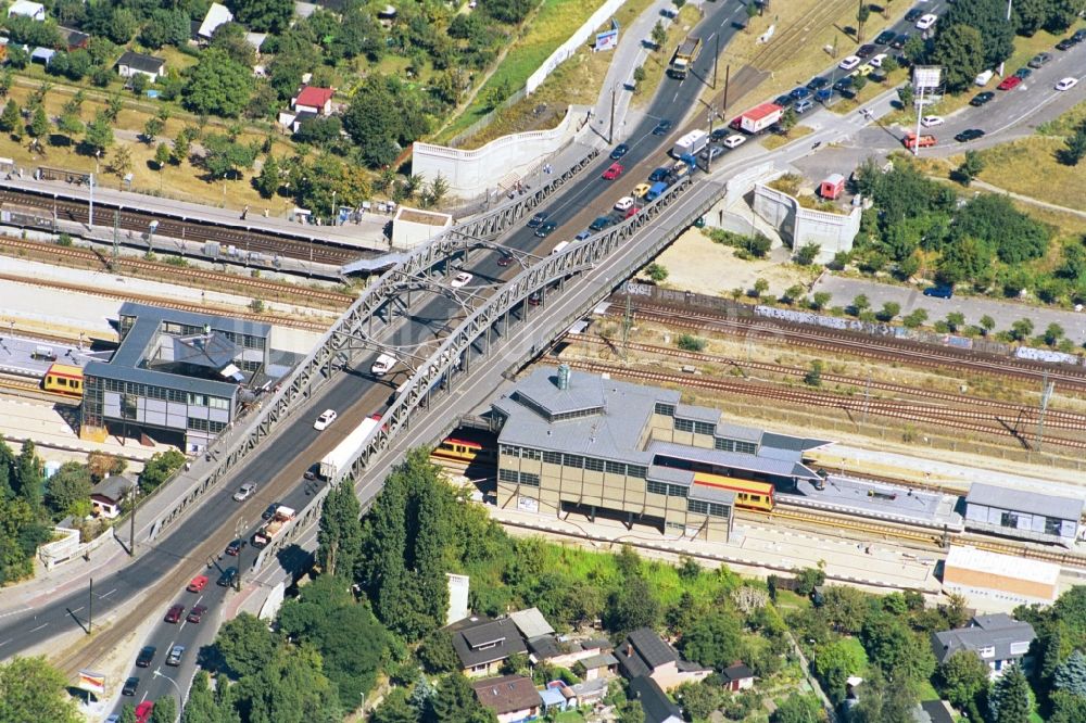 Berlin aus der Vogelperspektive: Bornholmer Brücke mit S-Bahnhof Bornholmer-Straße zwischen Berlin-Prenzlauer-Berg und Berlin-Wedding